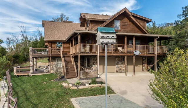 Log Cabin Lodge Overlooking Ohio River Near Creation Museum & Arc Encounter