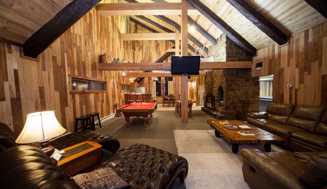 Log Cabin Lodge & Suites
