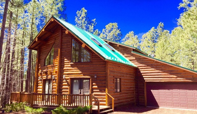 Log Cabin Luxury Retreat with Hot Tub for Romantic Escape or Family Get-Away