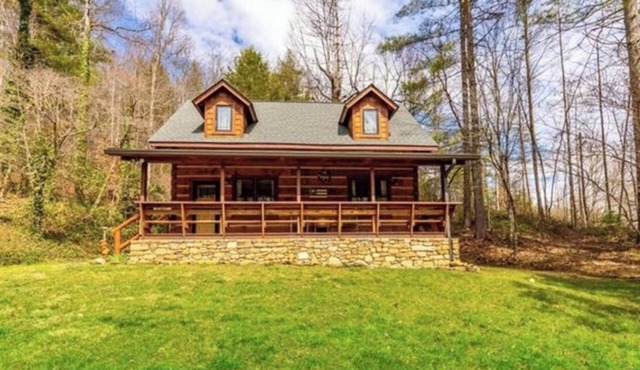 Log Cabin Mountain Retreat, 2-bedroom cabin in Mills River North Carolina