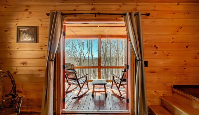 LOG CABIN + MOUNTAIN VIEWS! HOT TUB, POOL & GAME TABLE, FIBER WIFI & DISCOUNTS!