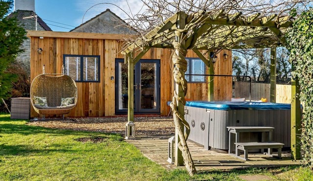 Log Cabin near Bath with Hottub