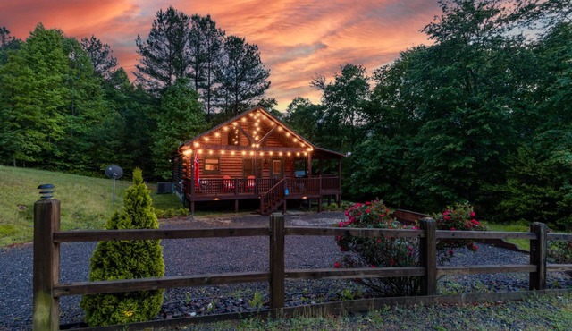 Log cabin near Blue Ridge & Murphy, fast wifi 👨‍👩‍👧‍👦 friendly 🛏️ 6 -🐶 & hot tub!