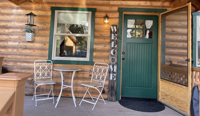 Log cabin near Crater Lake and the Williamson river