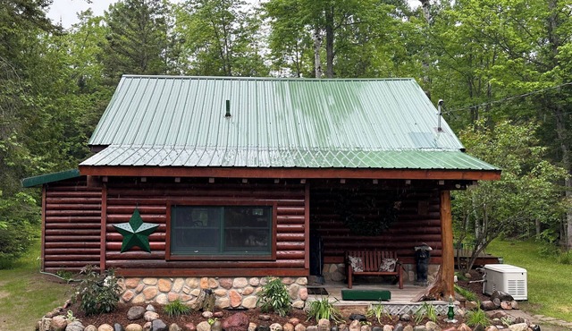 Log Cabin near Mackinaw, Mullet & Burt Lake!