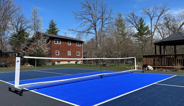 Log Cabin Oasis: Pickleball, Hot Tub, Deer, Corn Hole, Board Games, Arcade, Pets