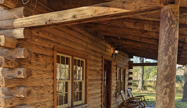 Log Cabin on 1 acre! Fire Pit and fast wifi! Country Home close to Everything!