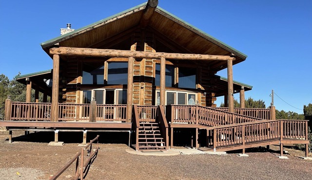 Log Cabin on 9 acres with fireplace 15 min from Showlow Az