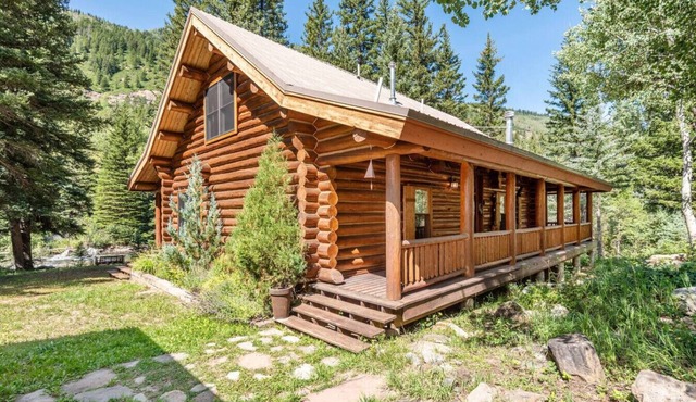 Log Cabin on Crystal River w/On Site Fishing