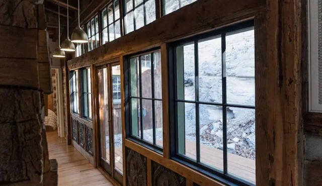 Log Cabin owned by Johnny Cash approx. 30 mins to downtown Nashville. Sleeps 6