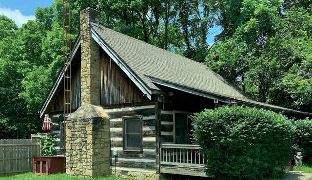 Log cabin, pets, close to Nashville.