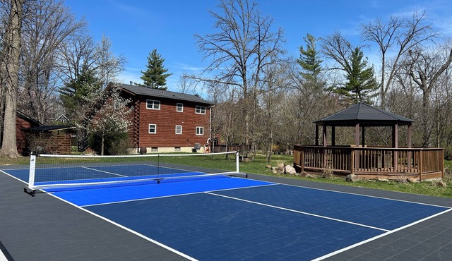 Log Cabin Pickleball Oasis, Seating for Everyone, 2 Hot Tubs, Games, Deer, Pets