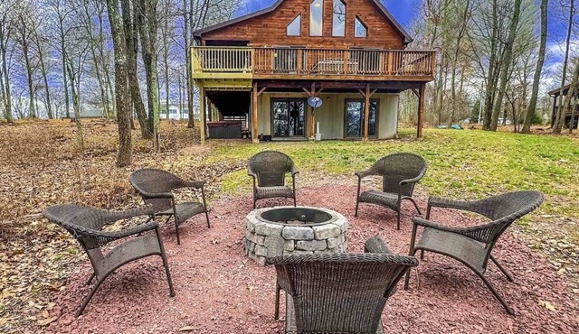 Log Cabin POCONO, PRIVATE, FREE WIFI HOT TUB POOL TABLE , FREE TESLA EV CHARGER