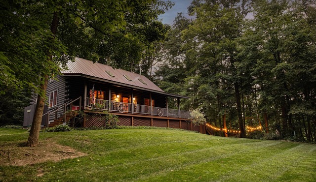Log Cabin Retreat-Hot Tub for All-King Bed