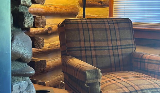 Log Cabin Retreat/Pet Friendly: Lake, Golf & Wine