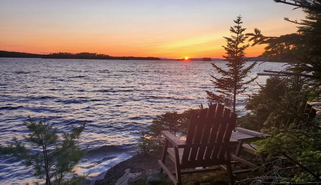 Log Cabin right on Moosehead Lake