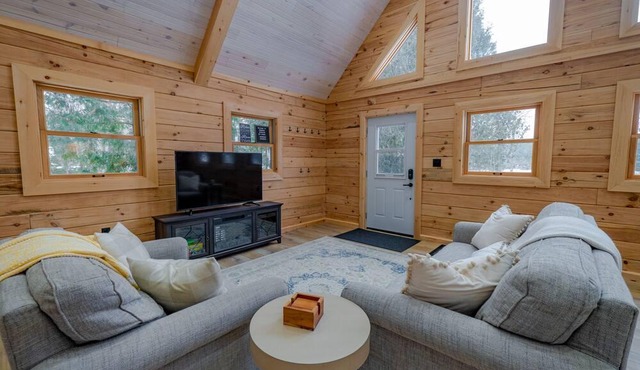 Log Cabin Riverbend Retreat- Waterfront-Family Fun