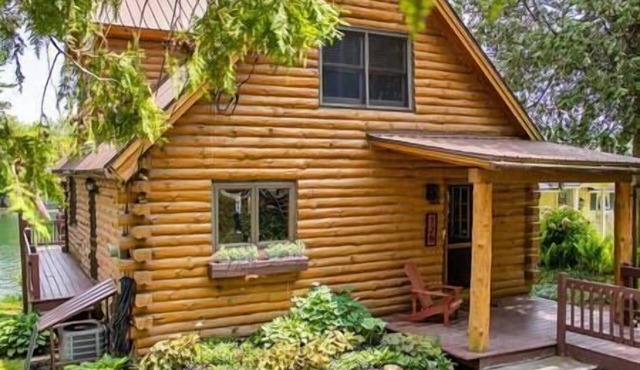 Log Cabin · Sleeps 8 · 5 min Colgate Univ, Lake Moraine Home #6 Near Colgate University