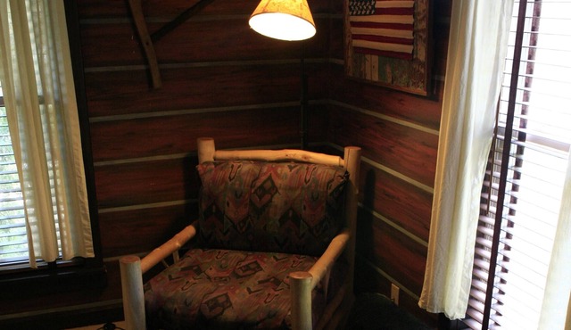 Log Cabin -Standard-Queen-Private Bathroom ( no pet)