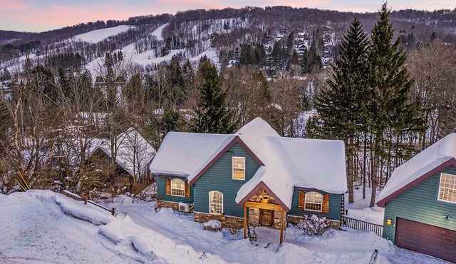 🏡 Log Cabin Stay w/Sauna, Hot Tub + Games Room – Close to Town!