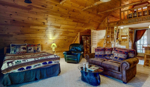Log cabin studio with fireplace, firepit, deck, cable, & WiFi