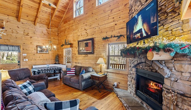 Log Cabin, UTK/Neyland, Smokies, 16acres, FP, HotTub, GameRoom,Fishing,Golf,Pets