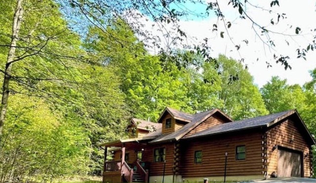 Log Cabin w/ Full Garage, FirePit, BBQ, cozy gas heat Stove