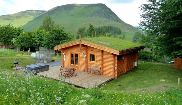 Log Cabin with Hot Tub & Sauna for 2/3 | In the Cairngorm National Park | Great Views