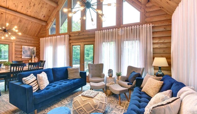 LOG CABIN w HOT TUB, BEACH access, near of TREMBLANT