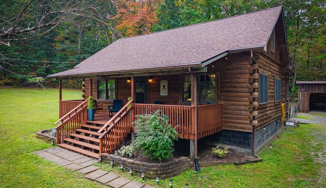 Log Cabin w/Hot Tub, Game Room-10 min to NRG