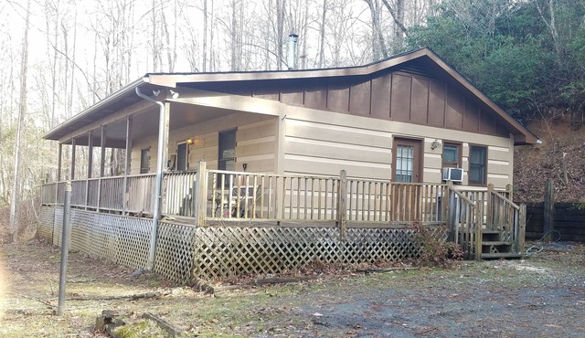 Log Cabin w/Hot Tub near Casino, Cherokee & Bryson City