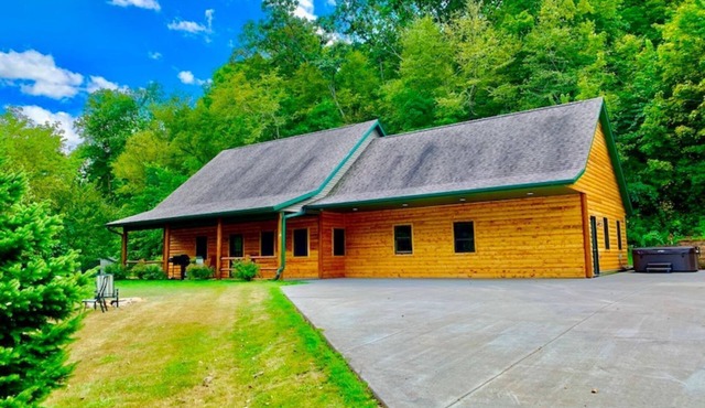 Log Cabin/w hot tub, outdoor pool & pool table