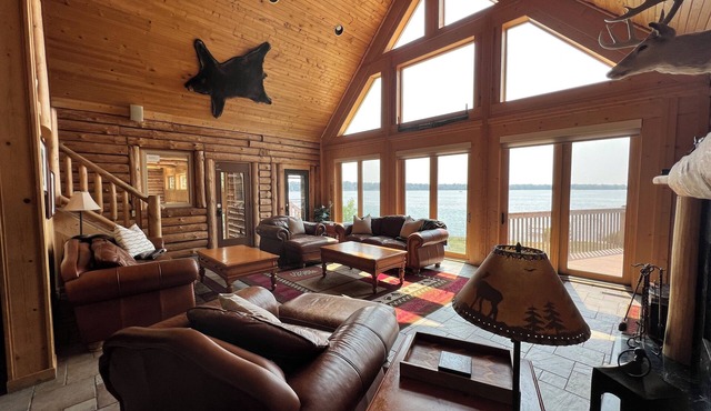 Log Cabin w/indoor pool on Lake, 30 Min from Wis Dells! 8 min. from Sand Valley