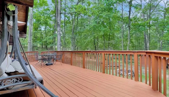 Log Cabin w Loft, Grill, Deck, Fire Pit, & WiFi