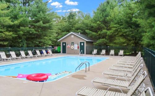 Log Cabin w Private Hot Tub and Community Pool