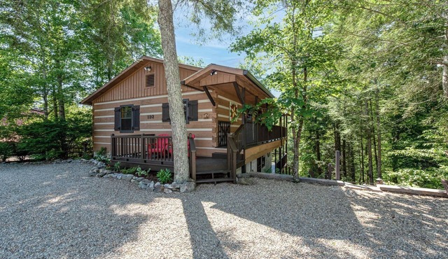 Log Cabin with 3BR, Hot Tub, Fire Ring, Game Room, Mtn Views, Wifi & Pool Access