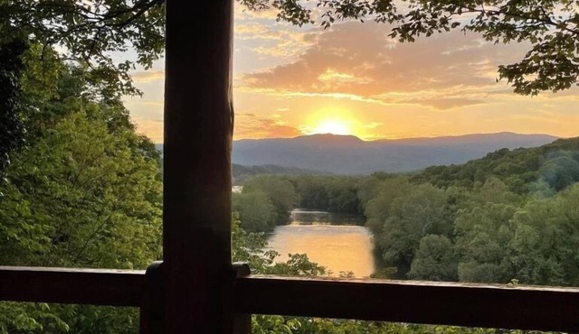 Log Cabin with a spectacular view of the Shenandoah River and the Massanutten Mo