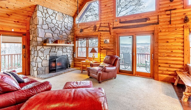 Log cabin with amazing mountain views, pool table, movie room & fireplace