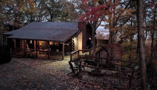 Log cabin with awesome mountain views: Hot Tub, Game Room, Fenced Yard