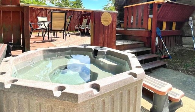 Log Cabin with Brand-new Hot Tub! W/Pool Table - Near Downtown Cape and Casino