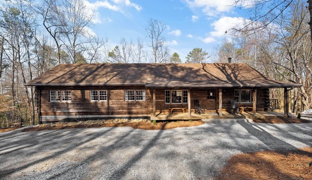 Log Cabin with Big Deck Energy on Lake Lanier, fire pit and lake access