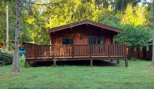 Log cabin with decked veranda, nestled in Kenwick Park, Louth