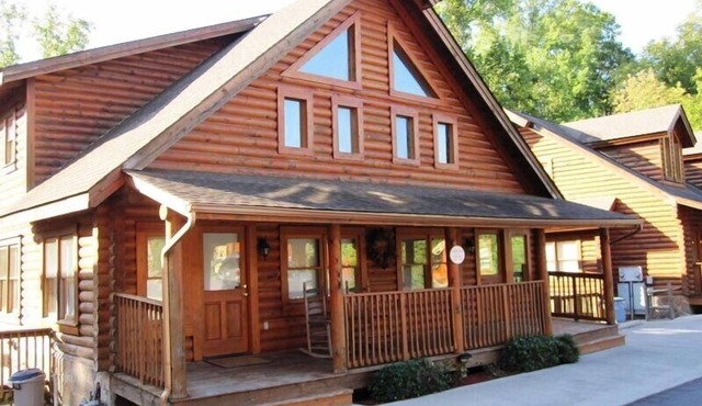 Log cabin with full resort amenities half-mile from the Parkway