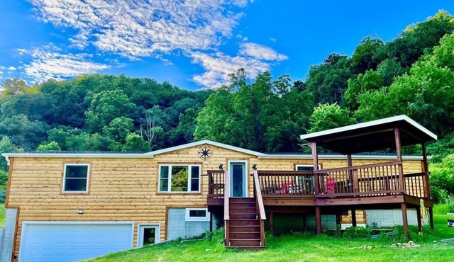 Log Cabin with Hot Tub 4 Bedroom / 3 bath & New Fishing Pond