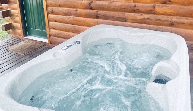 Log Cabin with Hot Tub 2 Miles from Crystal Mountain!