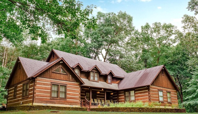 Log cabin with hot tub, 1.5 miles from Nashville!