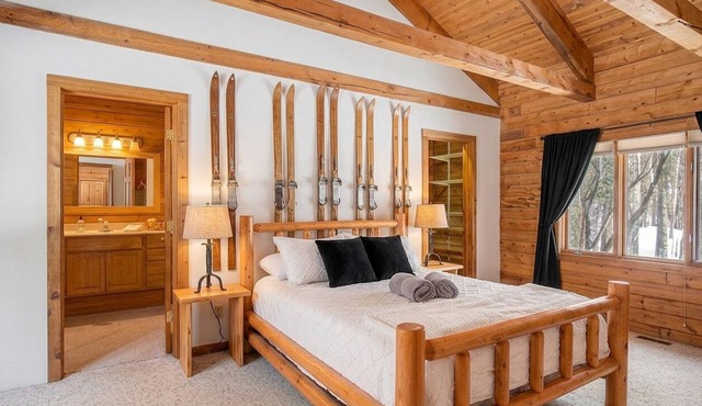 Log Cabin with Hot Tub, Arcade & Movie Theater