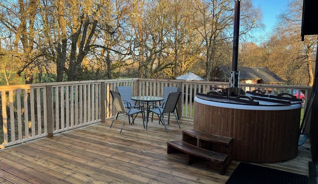 Log Cabin with Hot tub close to the shores of Loch Awe with Fishing Rights