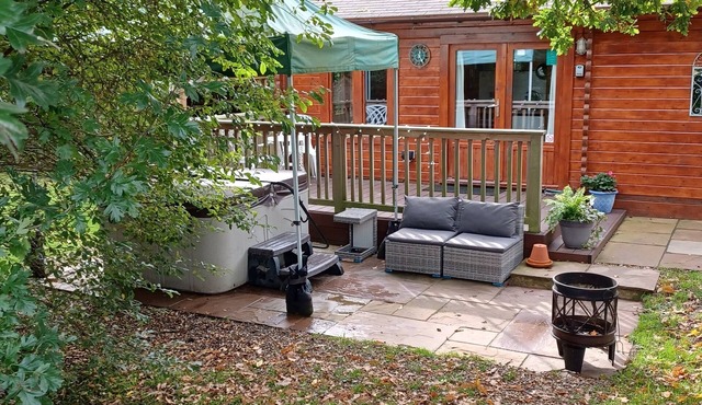 Log cabin with hot tub , dog friendly. ideal for walkers or a romantic break