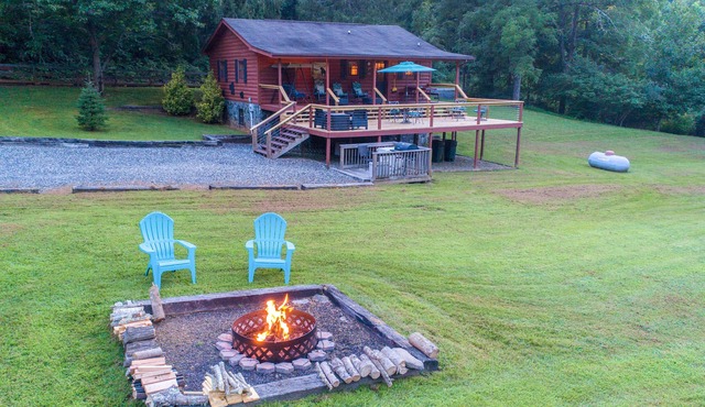 Log cabin with large open deck, fire pit, views of the creek & picnic gazebo